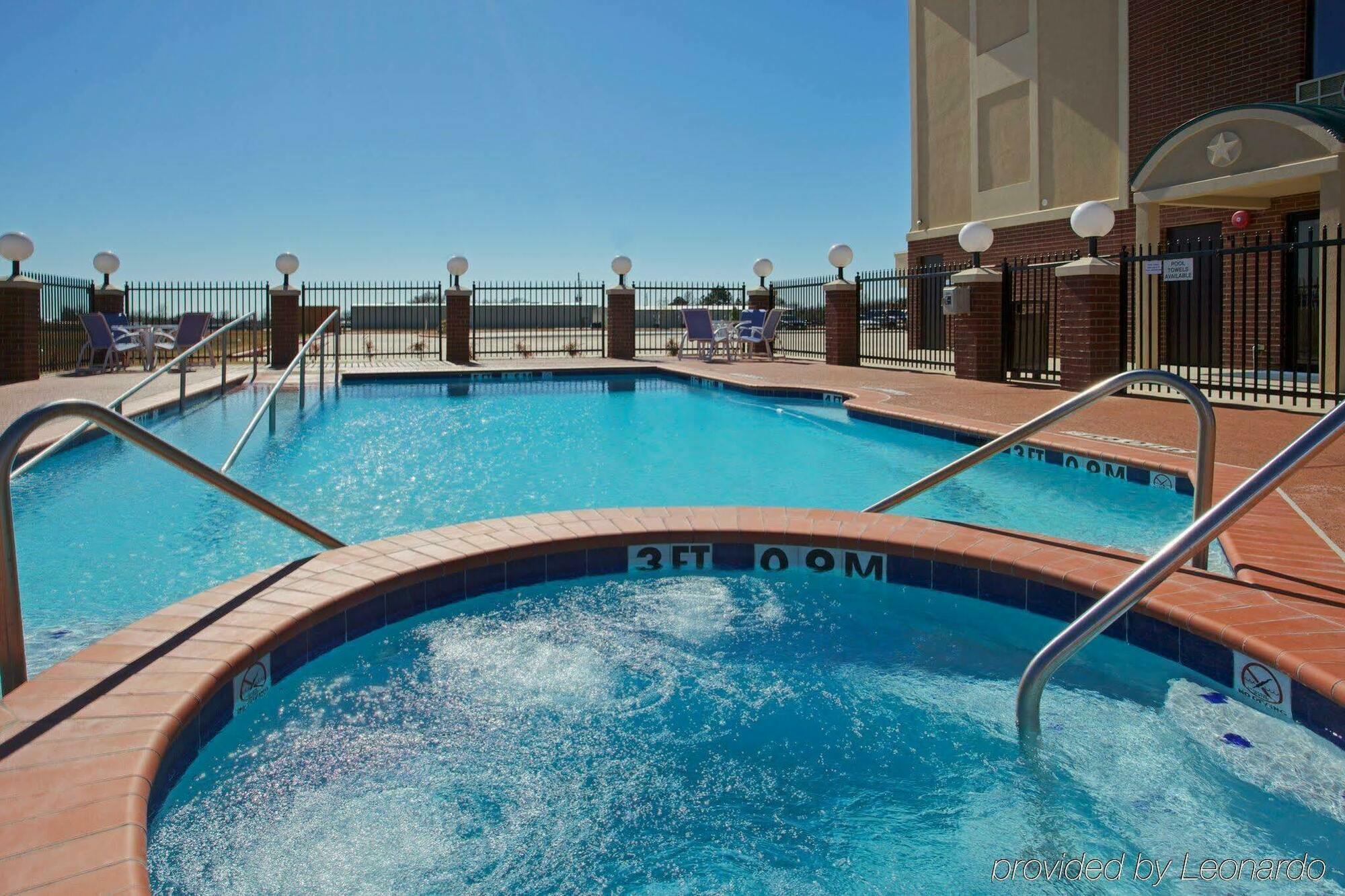 Holiday Inn Express Hotel & Suites Waller By Ihg Exterior photo